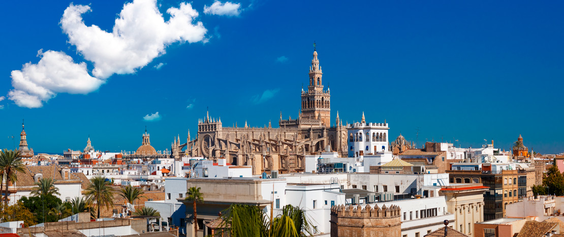Vista da Santa Igreja Catedral de Sevilha e A Giralda em Sevilha, Andaluzia Vista da Santa Igreja Catedral de Sevilha e A Giralda em Sevilha, Andaluzia