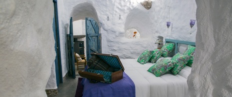 Detailansicht eines Zimmers in einem Höhlenhaus in Granada, Andalusien.