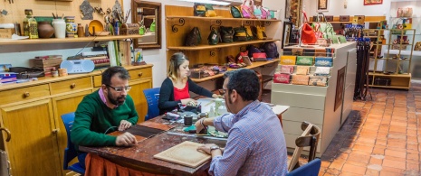 Interior de uma oficina de couro em Córdoba