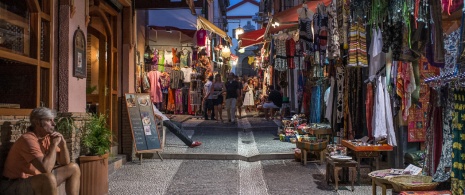 Jedna z ulic bazaru La Alcaiceria w Grenadzie, Andaluzja