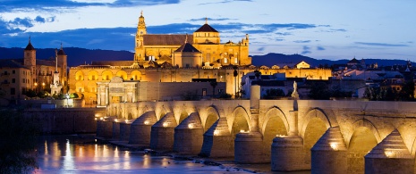 Atardecer en la Mezquita-Catedral y el puente romano en Córdoba, Andalucía