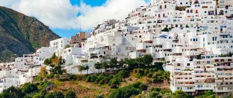 Zbliżenie na białe zabudowania miejscowości Mojácar w prowincji Almería, Andaluzja