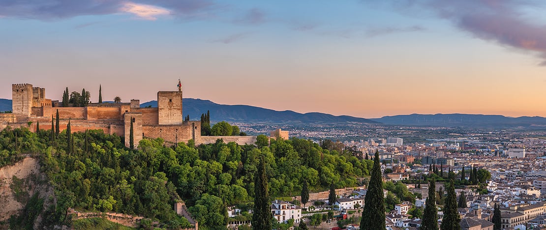La Alhambra e a cidade de Granada (Andaluzia) vistas do mirante de San Nicolás