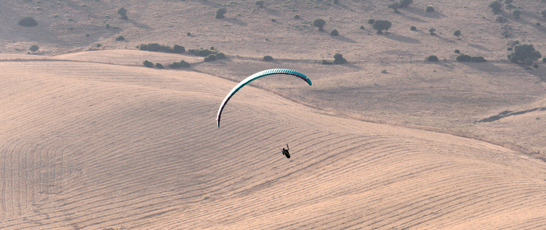Turista praticando parapente em Vejer de la Frontera em Cádiz, Andaluzia