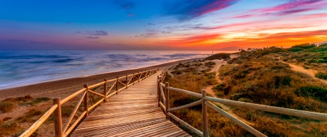 Pôr do sol na praia de Artola, na cidade de Marbella, em Málaga, Andaluzia