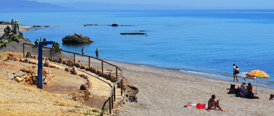 Vista de la Playa Piedra de Mojácar en Almería, Andalucía Vista de la Playa Piedra de Mojácar en Almería, Andalucía