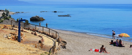 Widok na Plażę Piedra w Mojácar w Almerii, Andaluzja