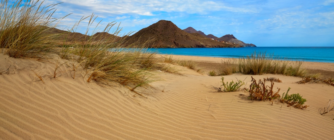 Blick auf die Dünen im Naturpark Cabo de Gata-Níjar in Almería, Andalusien Blick auf die Dünen im Naturpark Cabo de Gata-Níjar in Almería, Andalusien