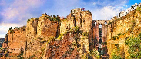 Vista panorâmica da ponte e da cidade de Ronda, em Málaga, Andaluzia