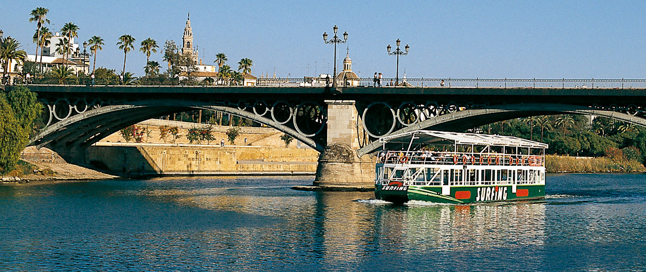 Barco cruzando el Puente de Triana 