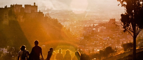  Vista de la Alhambra desde el barrio de Sacromonte, en Granada