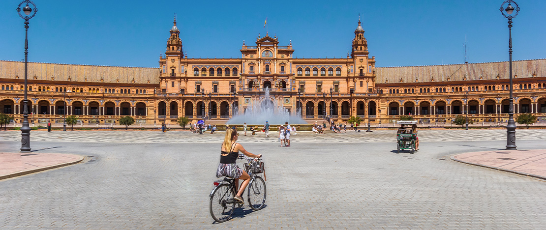 Tourist auf dem Fahrrad in Sevilla