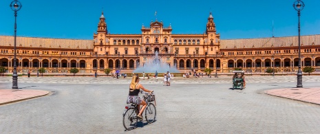 Tourist auf dem Fahrrad in Sevilla Tourist auf dem Fahrrad in Sevilla