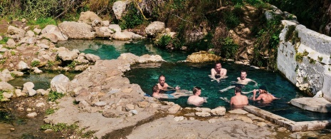 Turistas desfrutando das termas do rio Alhama em Granada Turistas desfrutando das termas do rio Alhama em Granada