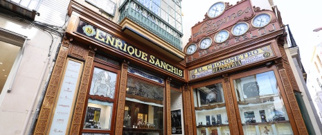 Facciata del negozio di orologi centenario, El Cronómetro, a Siviglia