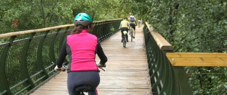 Ciclistas na Via Verde da Serra