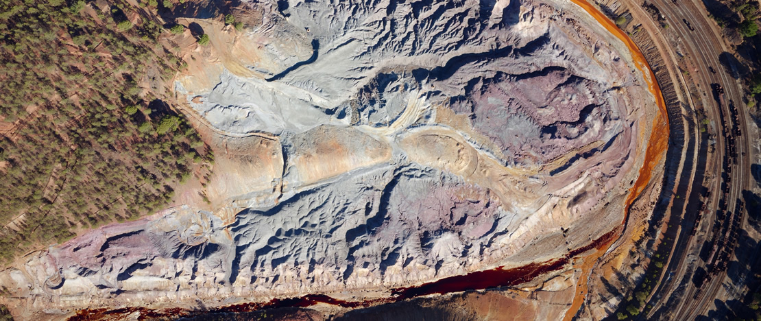 Вид с воздуха на шахтерский парк Риотинто в Уэльве