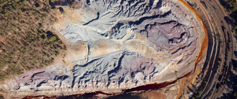 Вид с воздуха на шахтерский парк Риотинто в Уэльве Вид с воздуха на шахтерский парк Риотинто в Уэльве