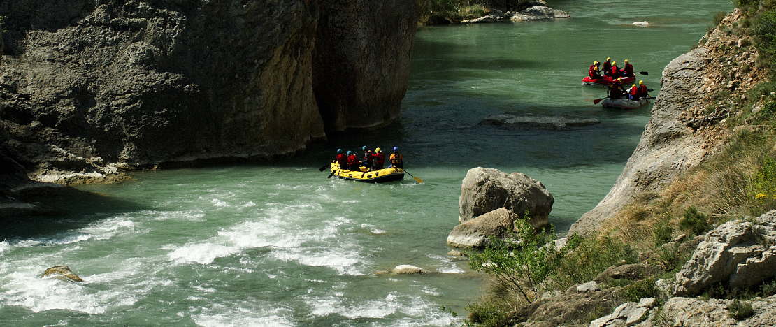 Des personnes faisant du rafting sur le Gállego dans la Hoya de Huesca, Aragon Des personnes faisant du rafting sur le Gállego dans la Hoya de Huesca, Aragon