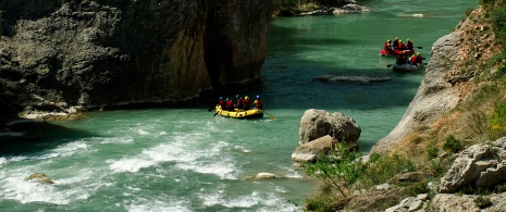 Persone che fanno rafting lungo il fiume Gállego a Hoya de Huesca, Aragona