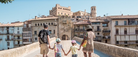 Família visitando a vila de Valderrobres na região do Matarraña, em Teruel