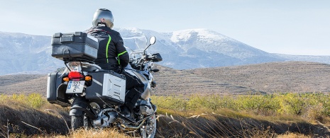 Motorista con el Moncayo de fondo, Zaragoza