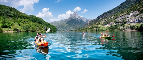 Jóvenes haciendo kayak en el pantano de Lanuza, Huesca