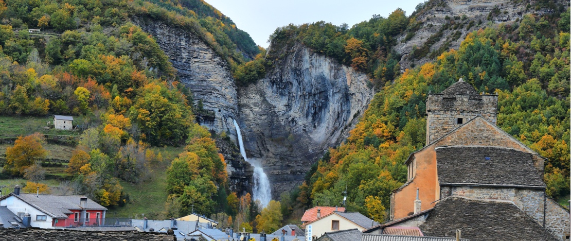 Vue de Broto, Huesca, avec la cascade du Sorrosal en arrière-plan Vue de Broto, Huesca, avec la cascade du Sorrosal en arrière-plan
