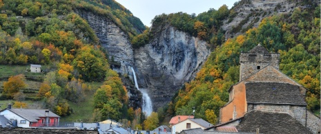 Vue de Broto, Huesca, avec la cascade de Sorrosal en toile de fond