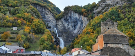 Vistas de Broto, Huesca, com a cachoeira de Sorrosal ao fundo