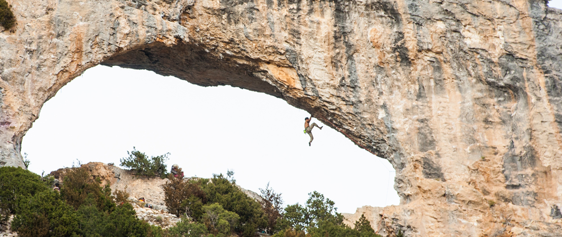 Touriste escaladant le dauphin de Rodellar à Huesca, Aragon Touriste escaladant le dauphin de Rodellar à Huesca, Aragon