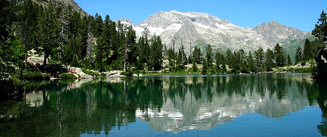 Vista do Ibón de la Escarpinosa com a Aguja de Perramó ao fundo, Huesca
