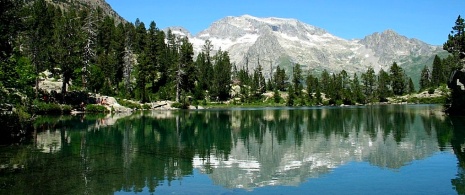 Vista do Ibón de la Escarpinosa com a Aguja de Perramó ao fundo, Huesca