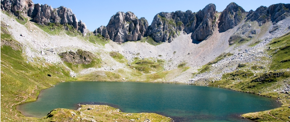Vista do Ibón de Acherito, o mais ocidental dos Pirineus, em Huesca