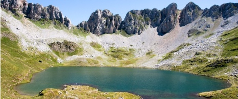 Виды на озеро Ибон-де-Арчерито, самое западное в Пиренеях, Уэска