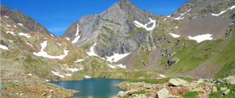 Vista de uno de los cuatro Ibones Azules, Huesca