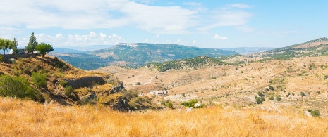 Типичный пейзаж Маэстрасго: неорошаемые земли, холмы и горы