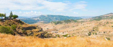 Paisaje característico del Maestrazgo, tierras de secano, colinas y montañas