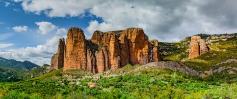 Widok na formacje skalne Los Mallos de Riglos w Huesce, Aragonia