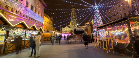 Jarmark bożonarodzeniowy w okolicy Bazyliki del Pilar w Saragossie, Aragonia