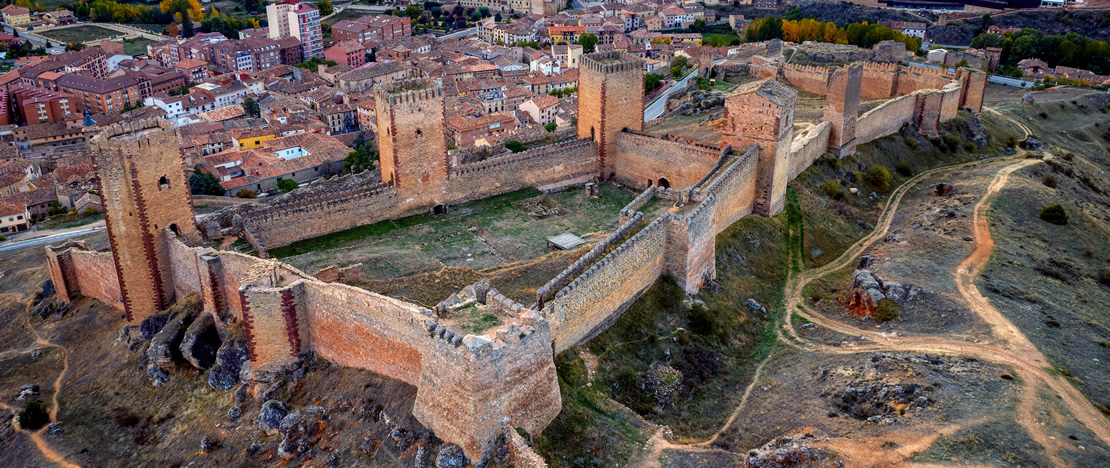Vue aérienne de Molina de Aragón avec son château à Guadalajara, Espagne Vue aérienne de Molina de Aragón avec son château à Guadalajara, Espagne