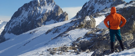 Alpinista w Valle de Tena, w Pirenejach Aragońskich