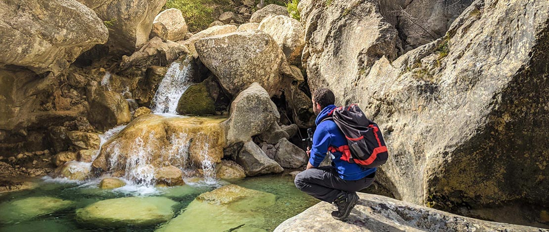 Turysta robiący zdjęcie na trasie Parrizal w Beceite, Teruel Turysta robiący zdjęcie na trasie Parrizal w Beceite, Teruel