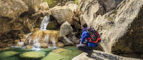 Touriste prenant une photo au Parrizal de Beceite, province de Teruel