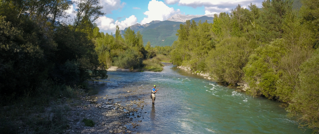 Turista pescando no rio Gállego em Huesca, Aragão Turista pescando no rio Gállego em Huesca, Aragão