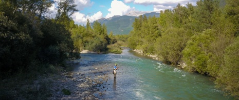 Un turista pesca nel fiume Gállego a Huesca, Aragona