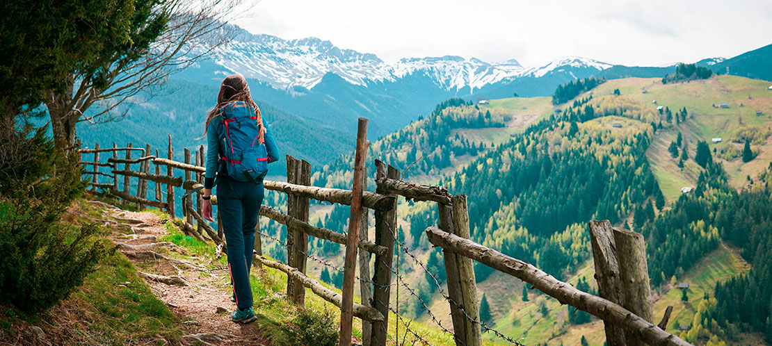 Пеший турист в национальном парке Ордеса-и-Монте-Пердидо, Уэска Пеший турист в национальном парке Ордеса-и-Монте-Пердидо, Уэска