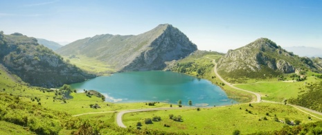 Vista do lago Enol no Parque Nacional dos Picos da Europa, Astúrias