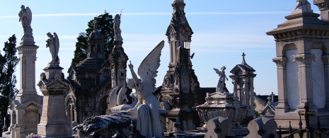 Vista do cemitério municipal de La Carriona em Avilés, Astúrias