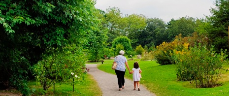 Turistas paseando en el Jardín Botánico Atlántico de Gijón, Asturias